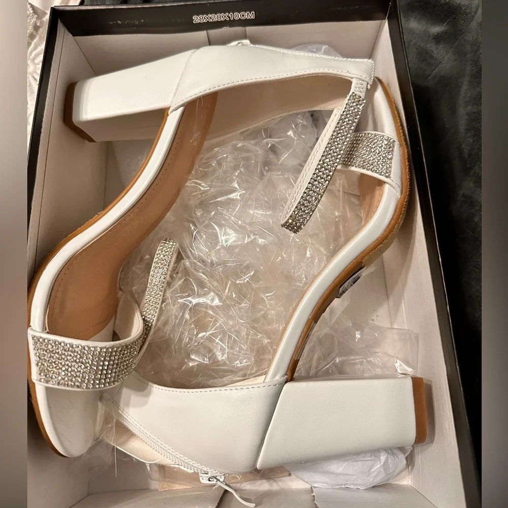 White shoes - Picture 1 of 5